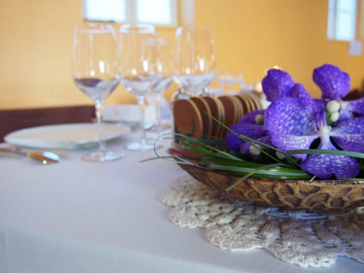 YO ? En photos – L’interprétation de 8 tables sur l’Histoire des maîtres d’hôtel