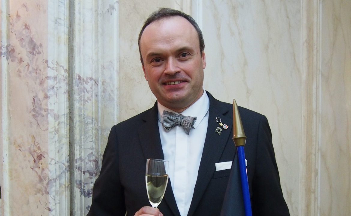 YO ? Ief Vanhonnacker devient Champion du monde des maîtres d’hôtel 2019