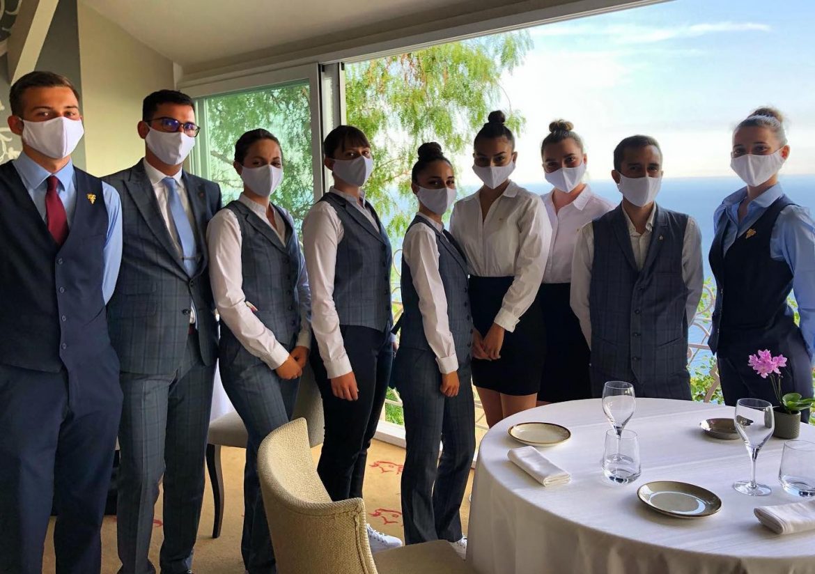 YO ? Que risque un restaurateur qui n’impose pas le port du masque à ses serveurs ?  