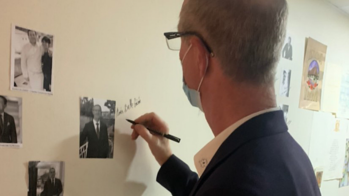 YO ? Initiative : un mur des directeurs 3 étoiles dans le couloir d&rsquo;arrivée du personnel