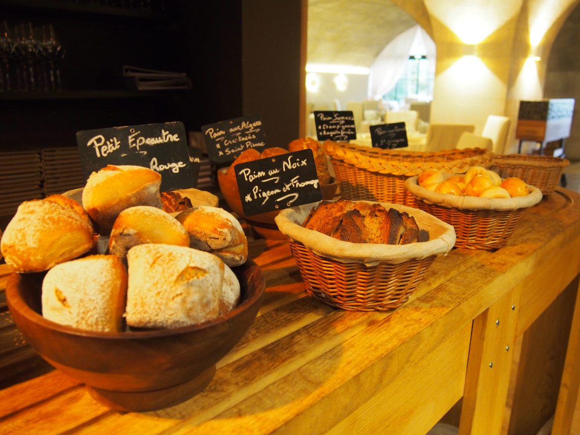 YO ? Histoire de pains (3/4) : sa bonne conservation, son portionnage par client, et sa coupe