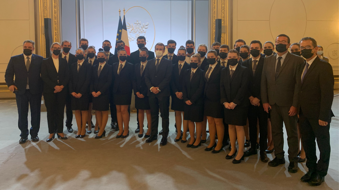 YO ? Le lycée Sainte-Anne a été choisi pour servir Emmanuel Macron à l&rsquo;Élysée !