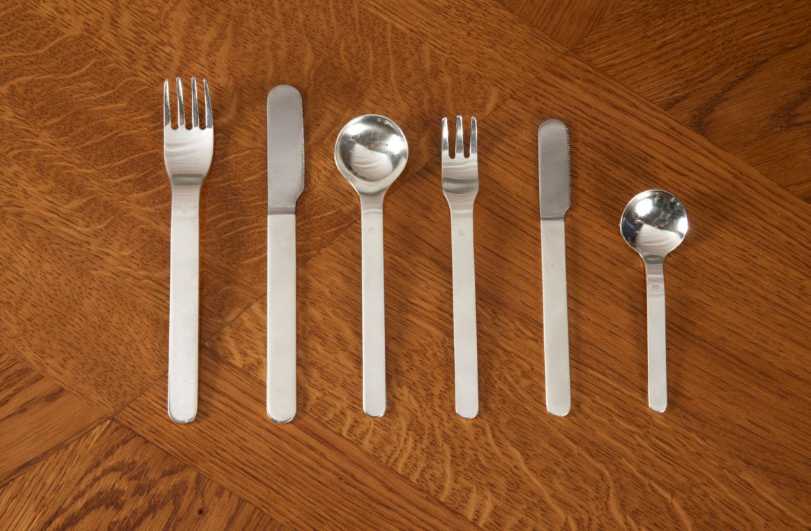 YO ? Plaza Athénée : le mobilier et les arts de la table vendus aux enchères