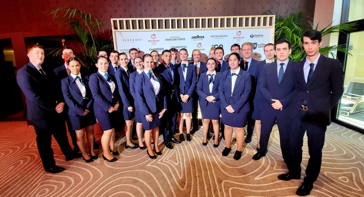 YO ? Michelin France 2022 : le service assuré par les jeunes de Ferrandi !