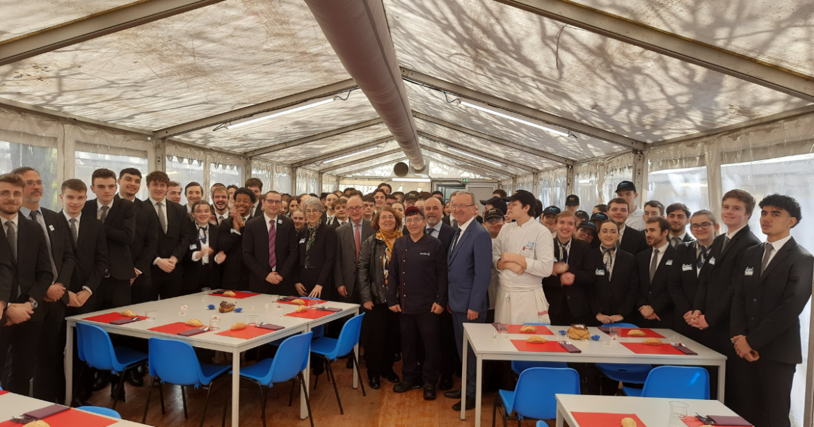 YO ? Les élèves du lycée Albert de Mun sur le chantier de Notre-Dame de Paris pour le service d’un déjeuner